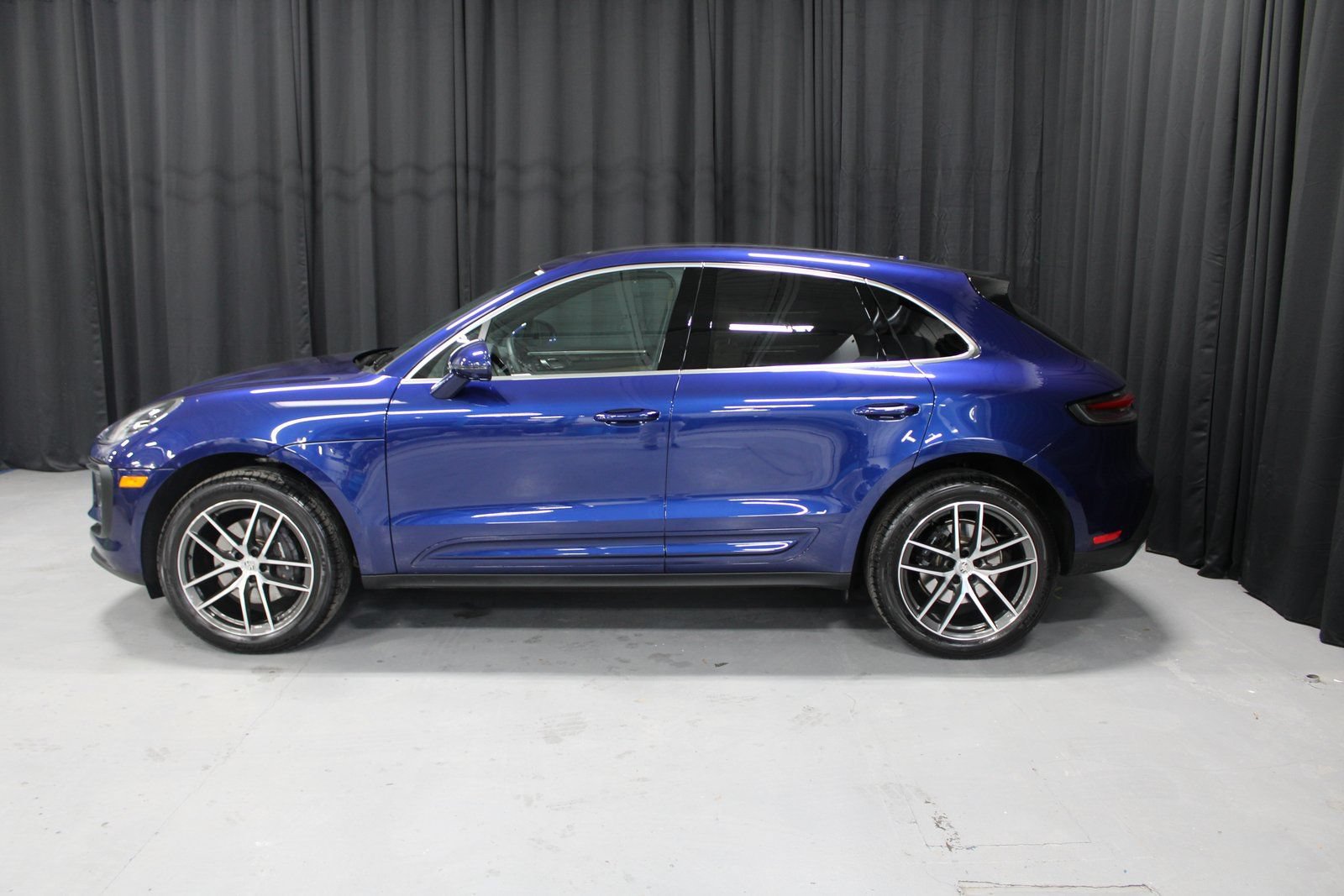 Certified 2025 Porsche Macan AWD/4WD image 2