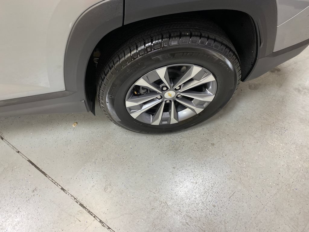 Used 2025 Chevrolet Equinox LT AWD/4WD image 12