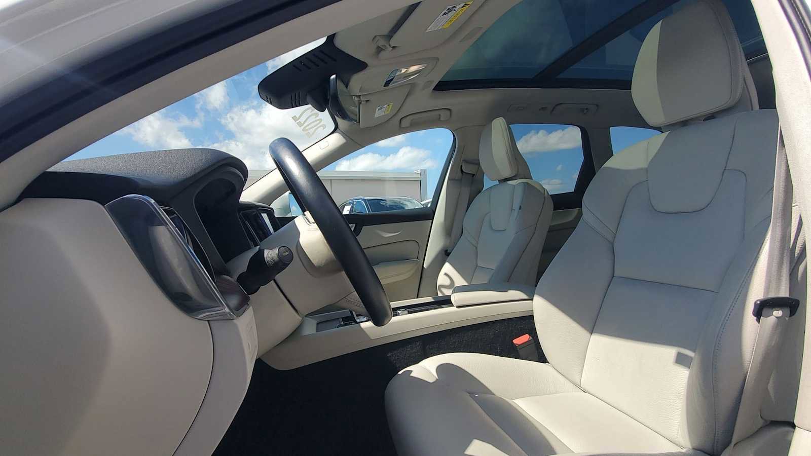 Used 2022 Volvo XC60 T8 Inscription Expression w/ Advanced Package image 16