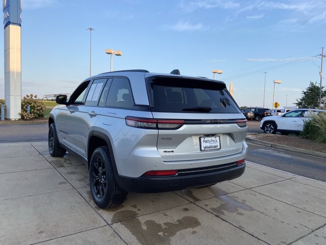 Used 2025 Jeep Grand Cherokee Altitude AWD/4WD image 9