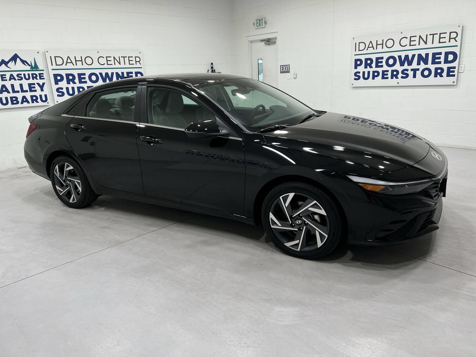 Used 2025 Hyundai Elantra Limited FWD image 2