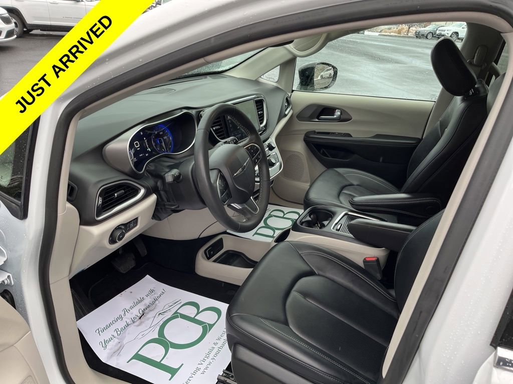 Used 2024 Chrysler Pacifica Touring-L image 2