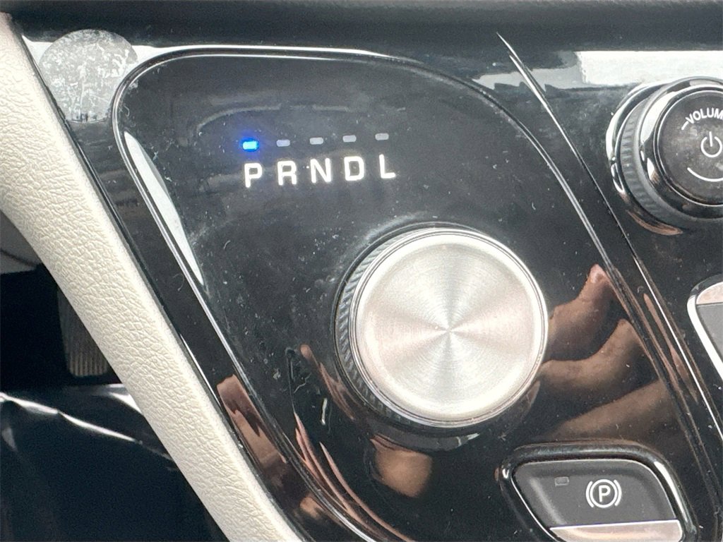 Used 2022 Chrysler Pacifica Touring-L image 16