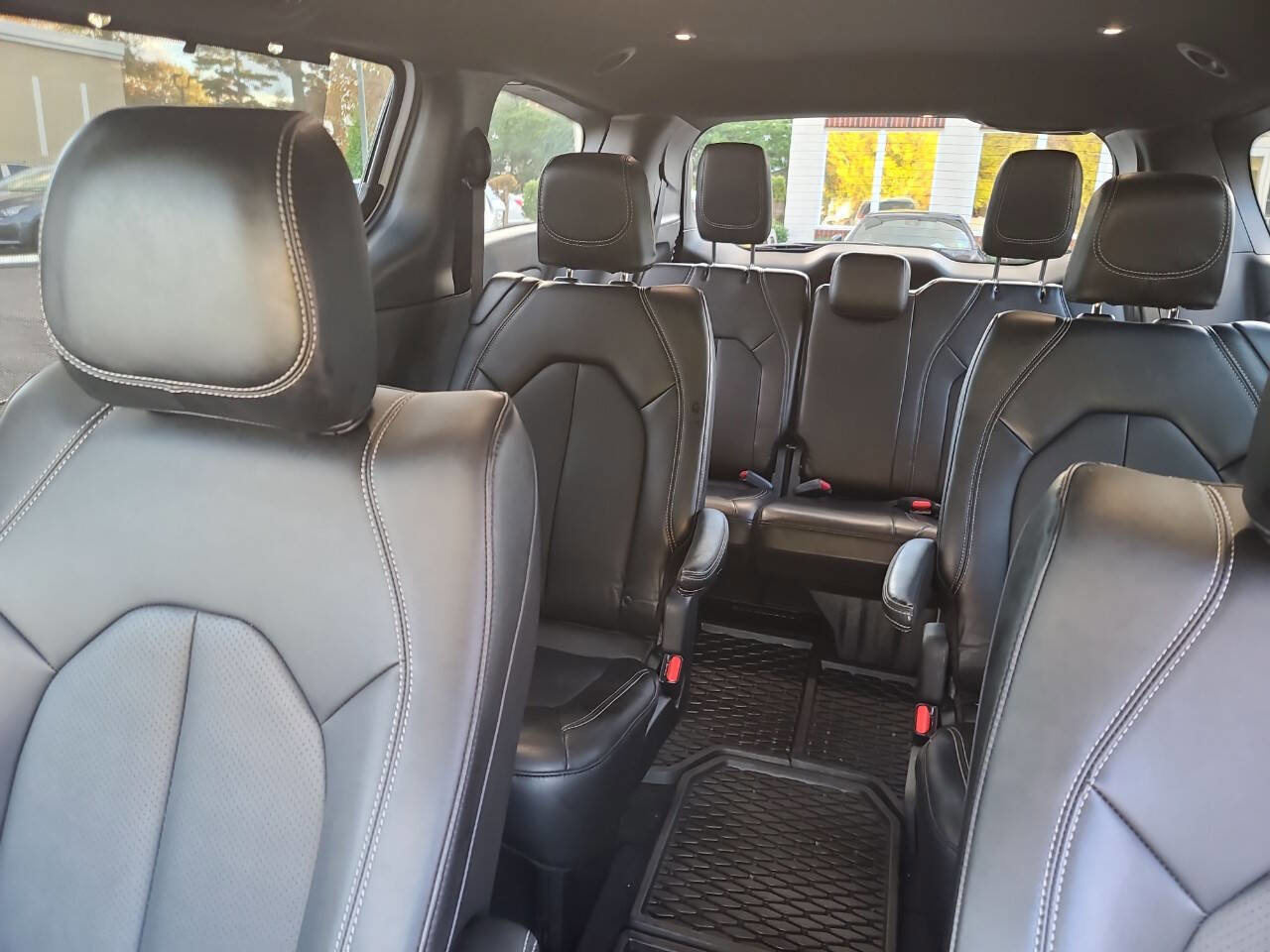 Used 2025 Chrysler Pacifica Select FWD image 24