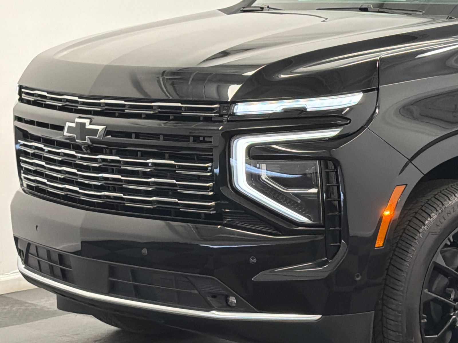 Used 2025 Chevrolet Suburban High Country AWD/4WD image 2