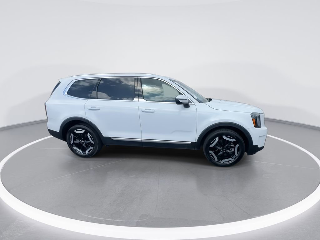 Used 2024 Kia Telluride EX w/ EX Captain's Chair Package image 9