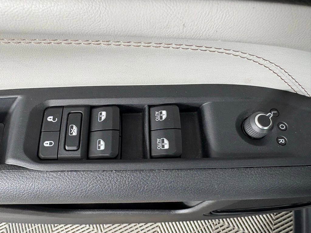 Used 2025 Jeep Compass Limited AWD/4WD image 17