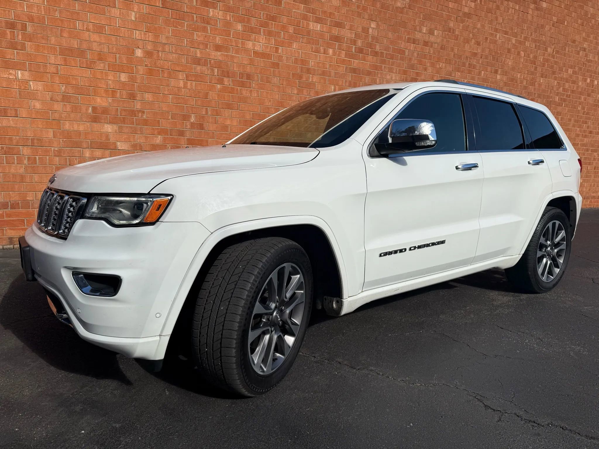 Used 2018 Jeep Grand Cherokee Overland image 2