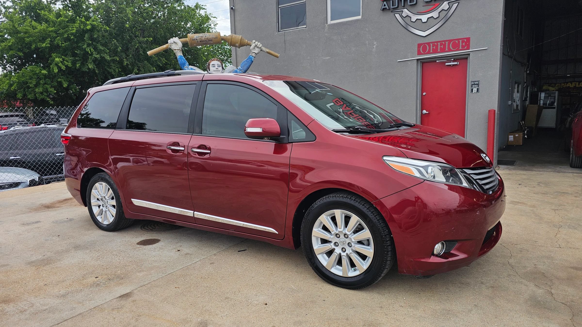 Used 2015 Toyota Sienna Limited Premium FWD image 2