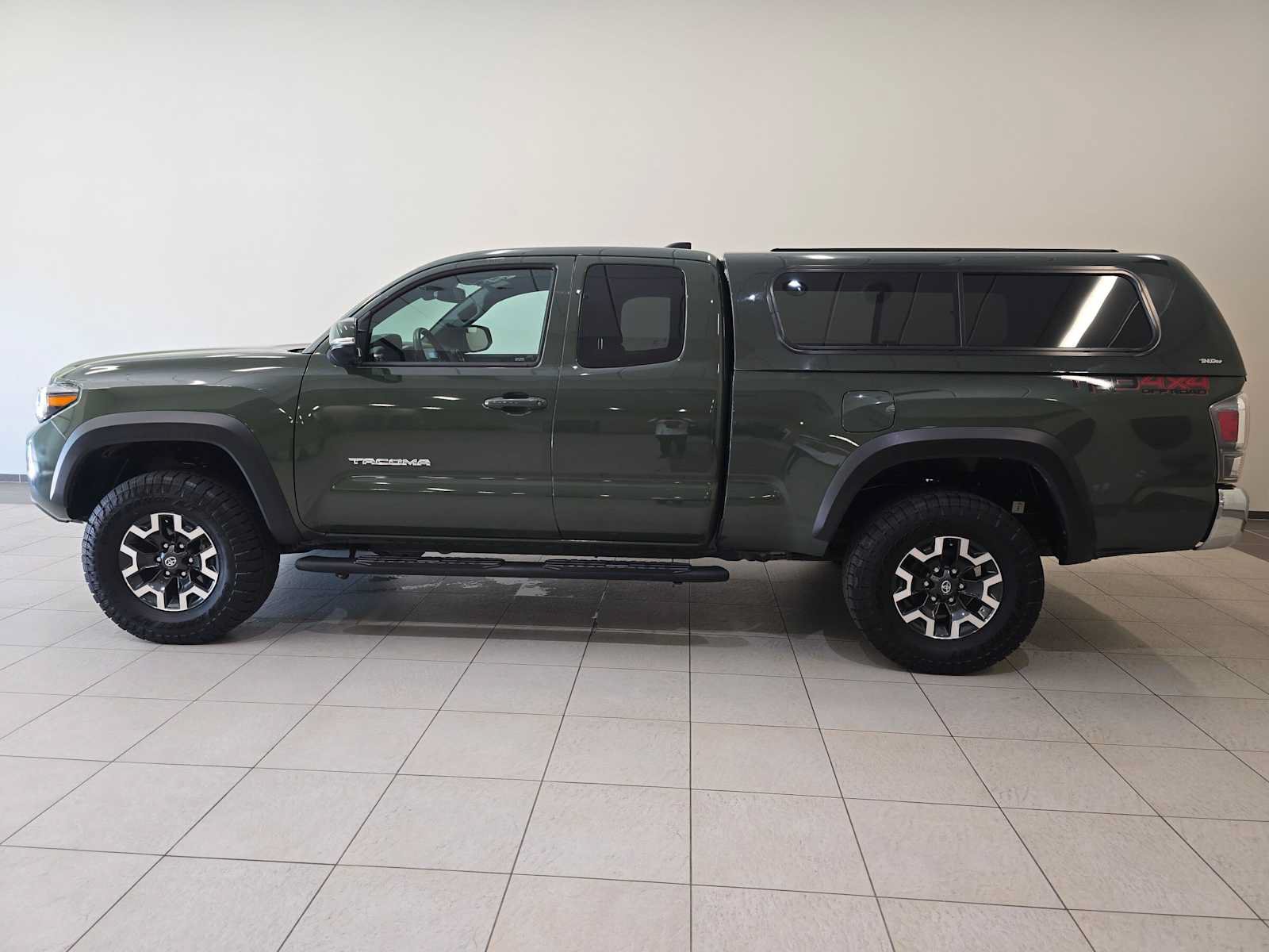 Certified 2022 Toyota Tacoma TRD Off-Road w/ TRD Premium Off Road Package AWD/4WD image 3