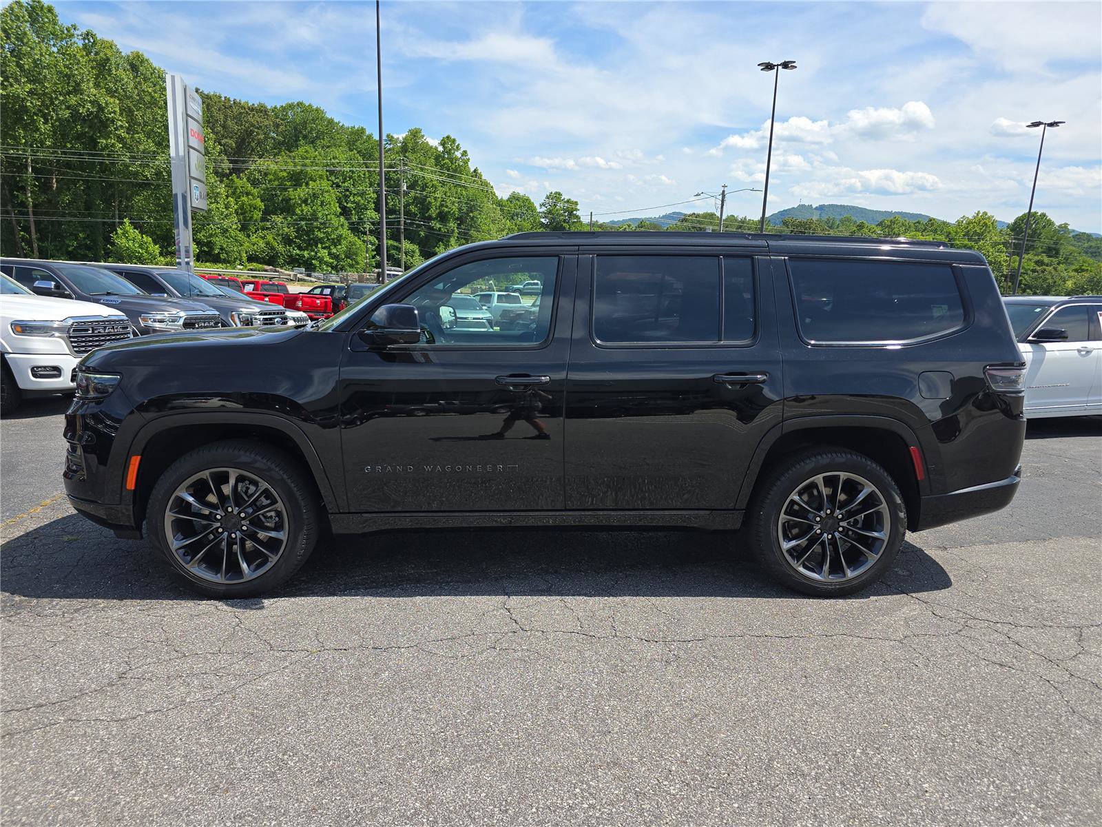 Used 2024 Jeep Wagoneer Series III w/ Premium Group I AWD/4WD image 6