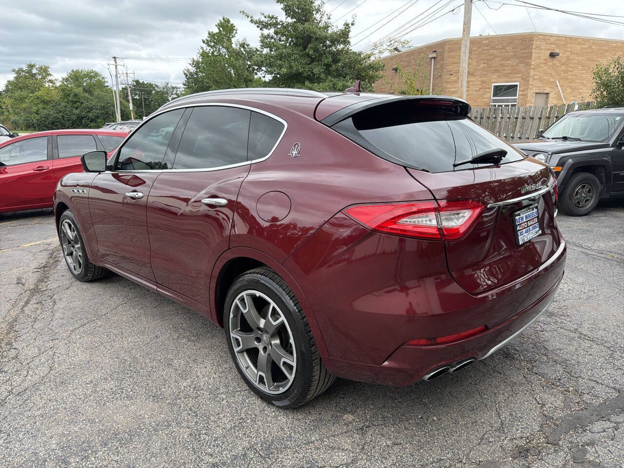 Used 2017 Maserati Levante w/ Luxury Package AWD/4WD image 4