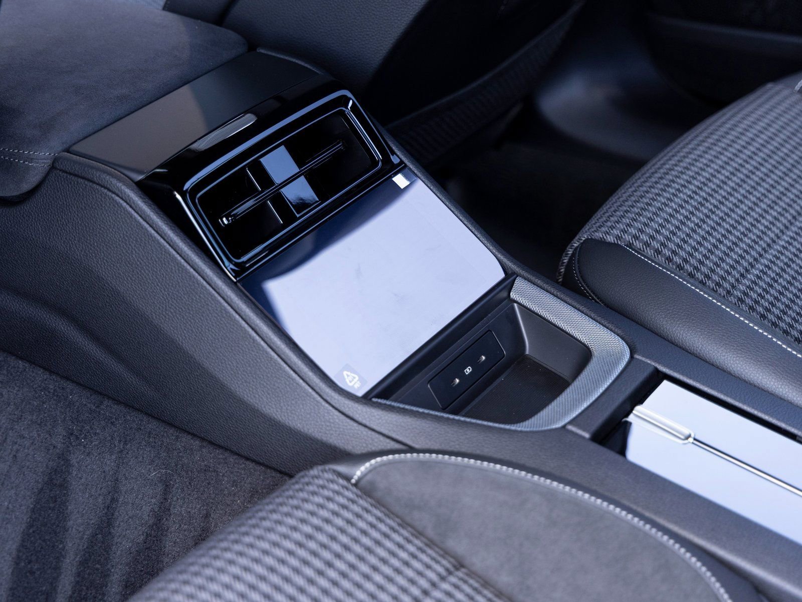 Used 2025 Porsche Panamera 4 image 28