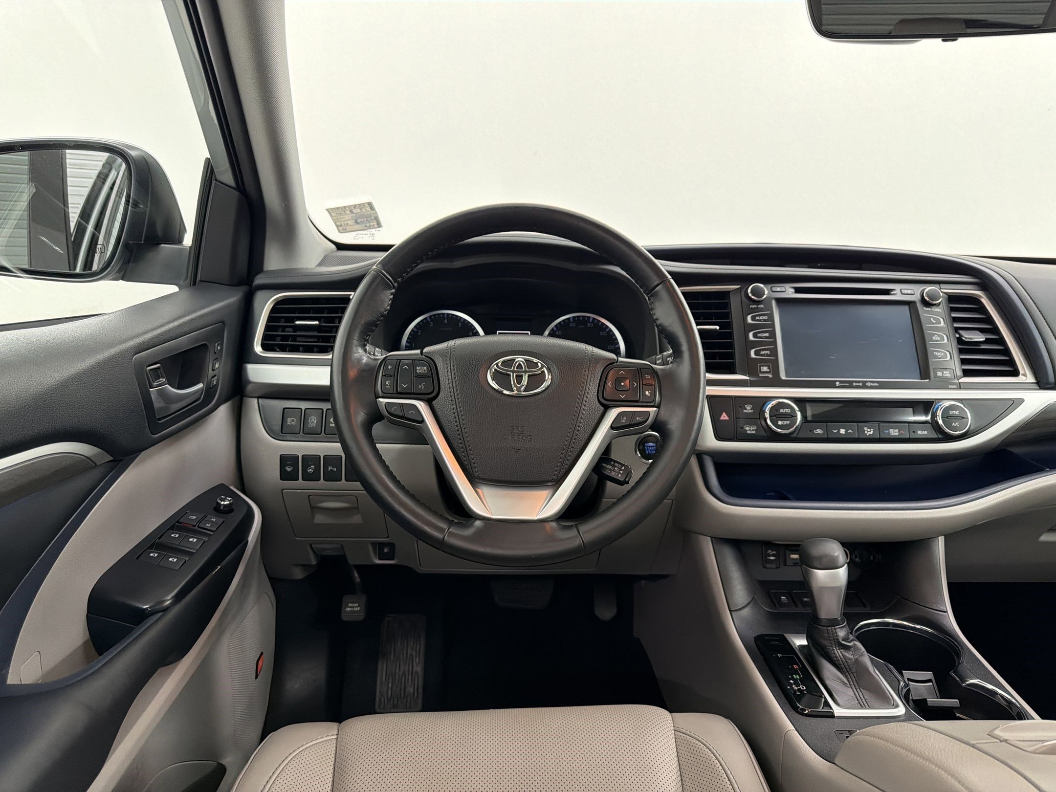 Used 2019 Toyota Highlander Limited Platinum FWD image 29