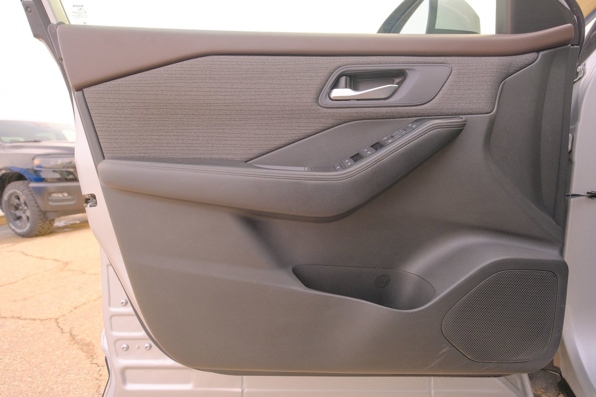 Used 2023 Nissan Rogue SV image 26