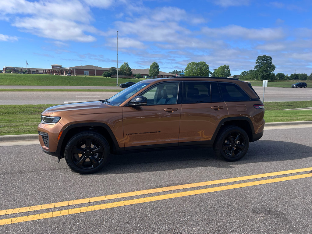 New 2026 Jeep Grand Cherokee Limited w/ Limited Altitude Package AWD/4WD image 8