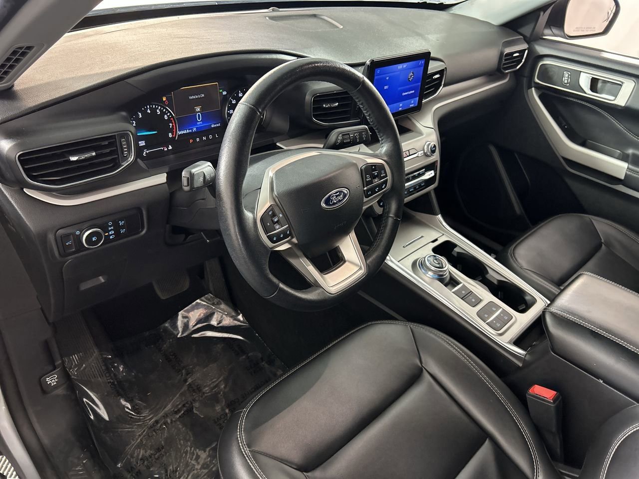 Used 2024 Ford Explorer XLT w/ Equipment Group 202A RWD image 11