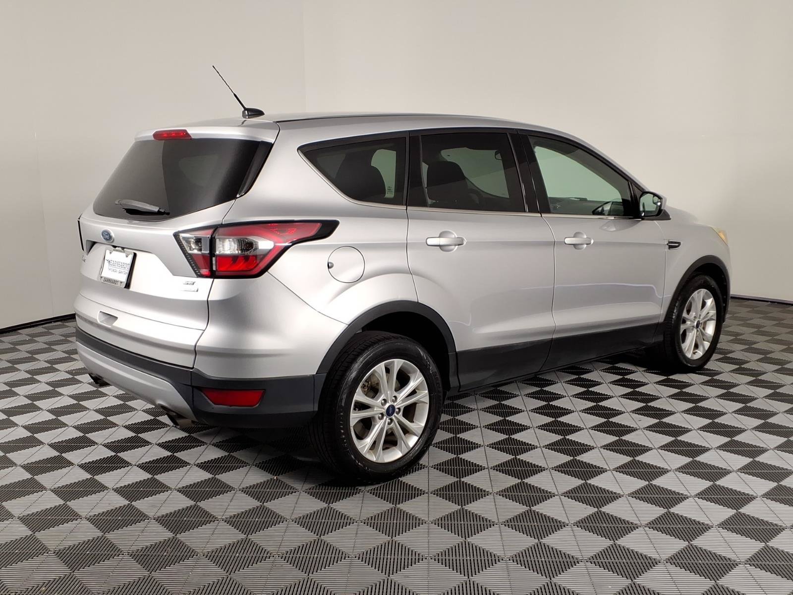Used 2017 Ford Escape SE FWD image 5