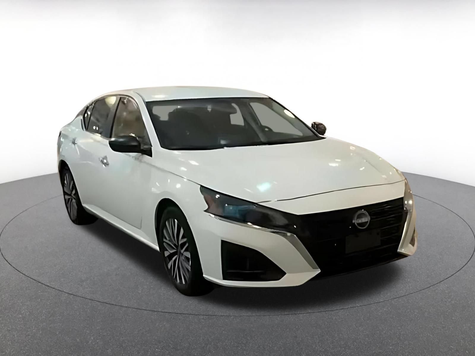 Used 2025 Nissan Altima 2.5 SV FWD image 3