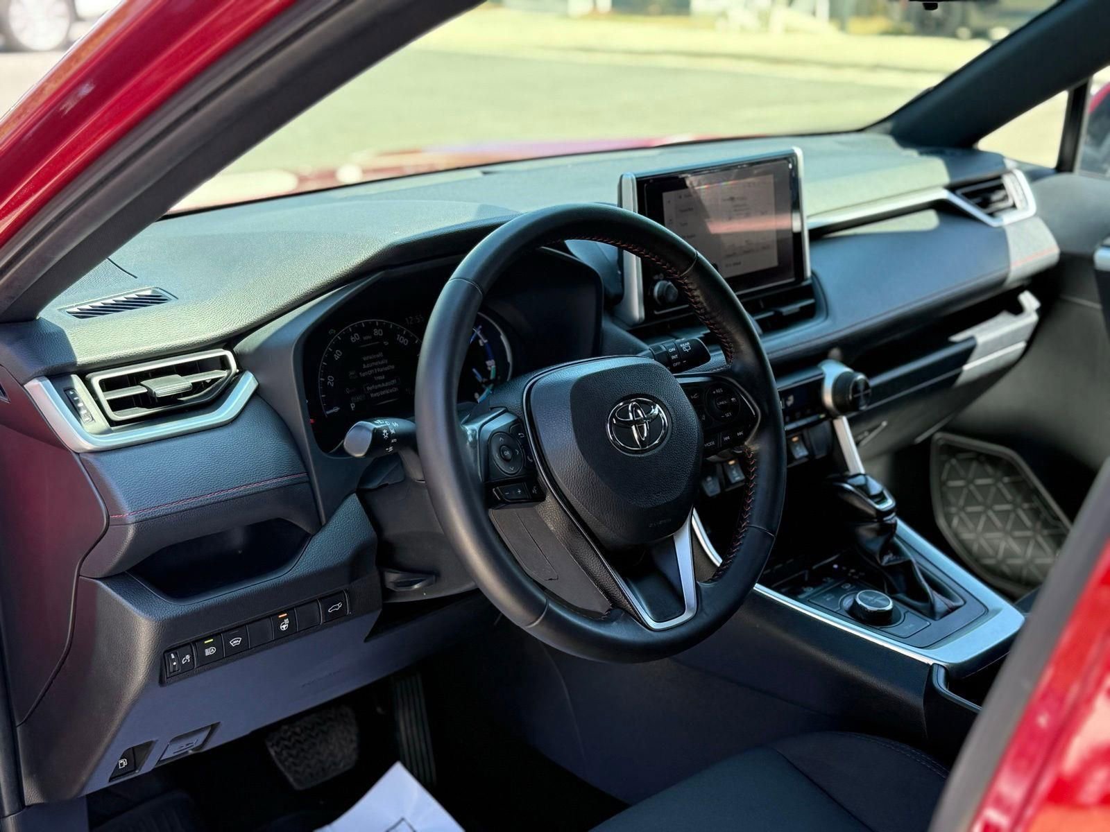 Used 2023 Toyota RAV4 SE w/ Weather & Moonroof Package image 30