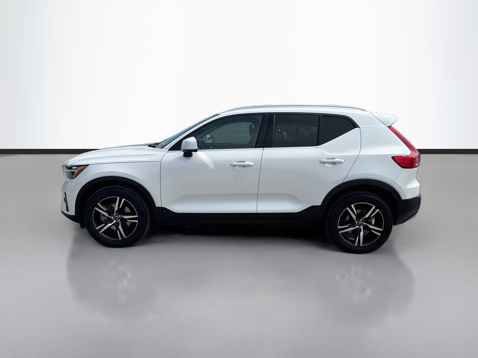 Used 2025 Volvo XC40 B5 Core AWD/4WD image 2