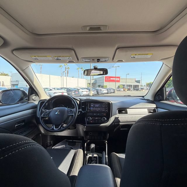 Used 2017 Mitsubishi Outlander SE FWD image 29