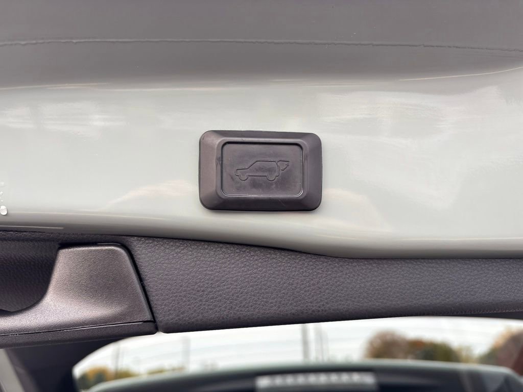 Used 2020 Toyota RAV4 XLE Premium image 31