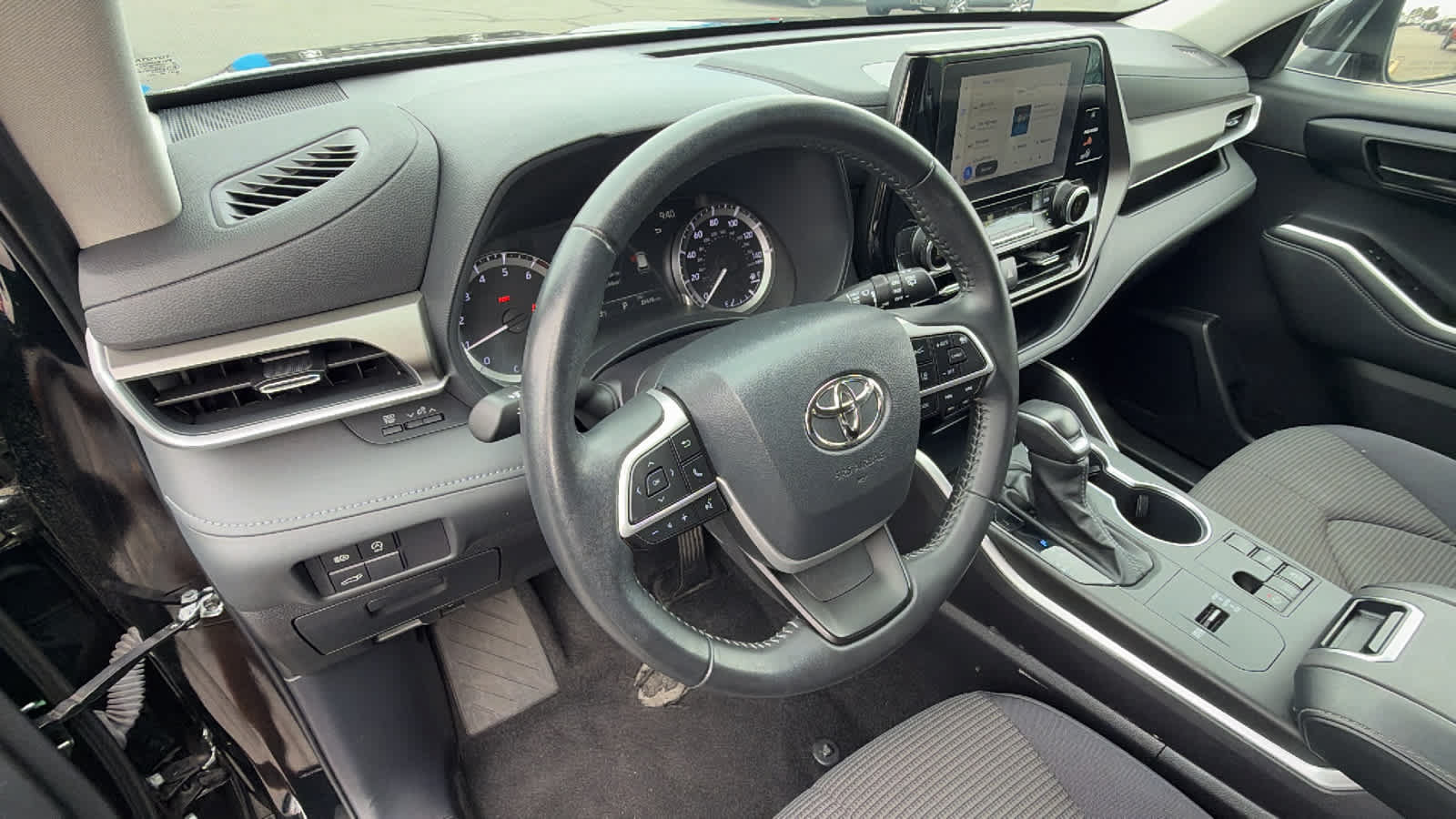 Used 2025 Toyota Highlander LE FWD image 10