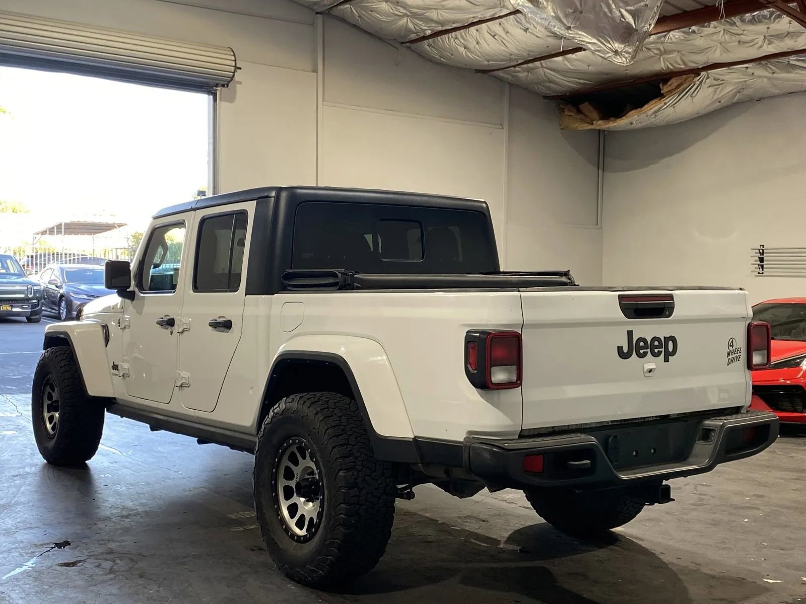 Used 2022 Jeep Gladiator Willys AWD/4WD image 2