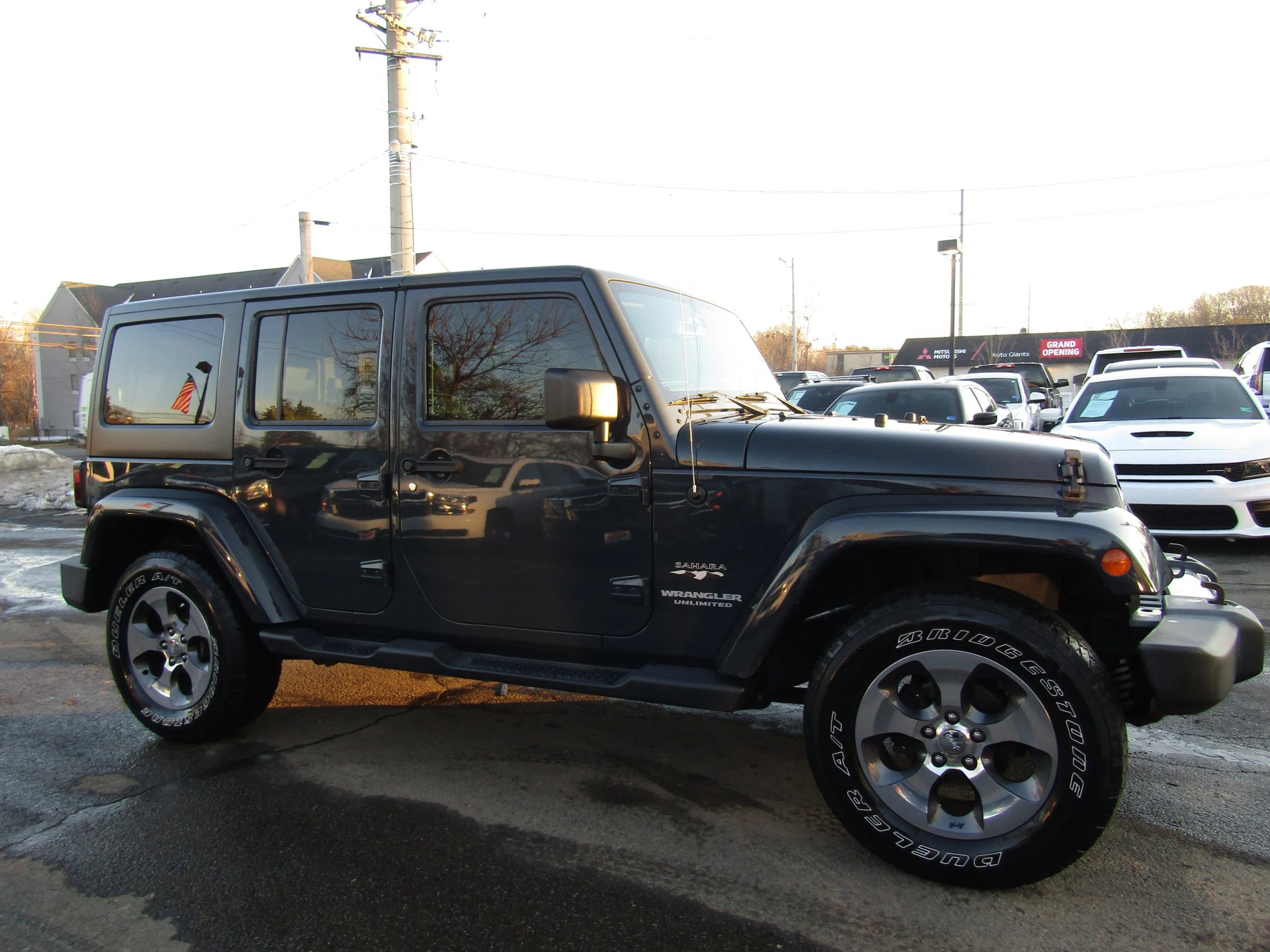 Used 2017 Jeep Wrangler Unlimited Sahara w/ Connectivity Group AWD/4WD image 9