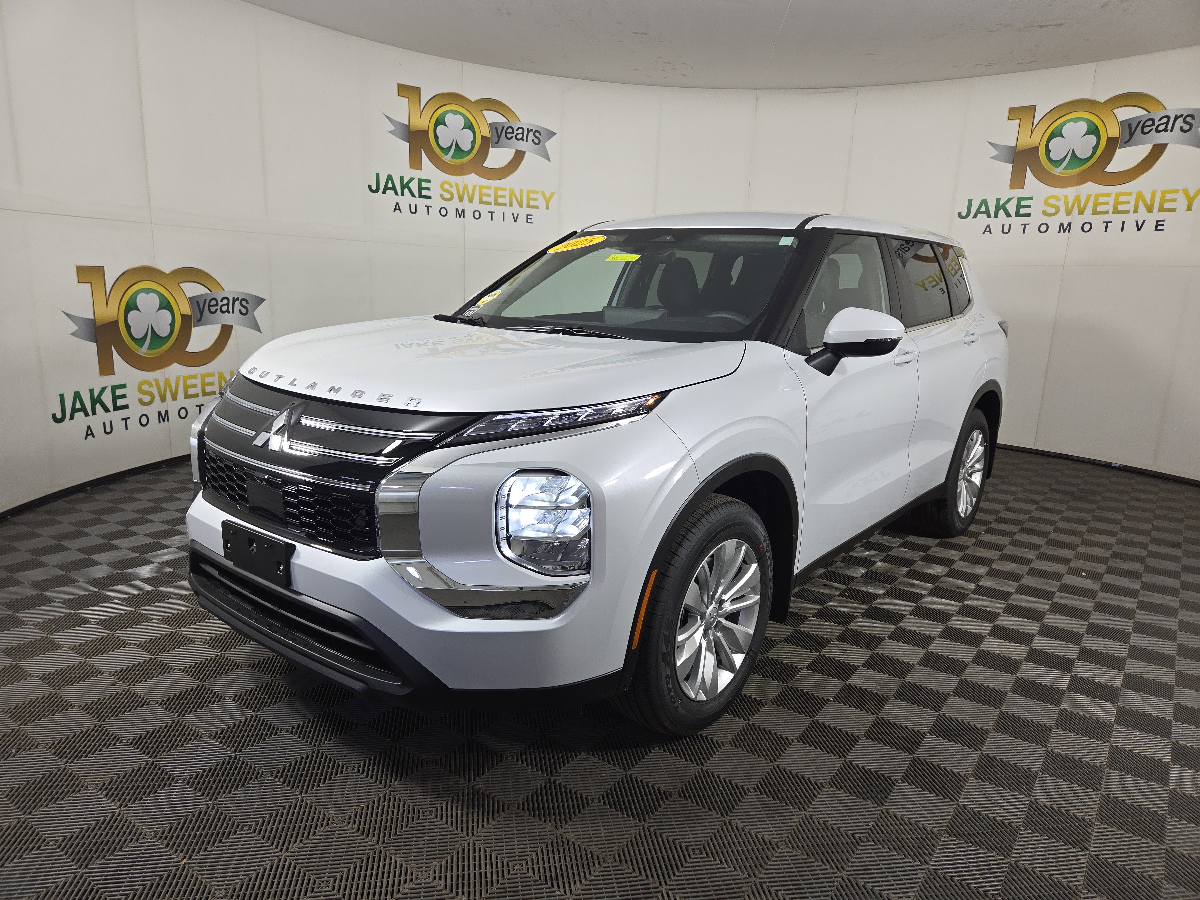 New 2025 Mitsubishi Outlander ES image 3