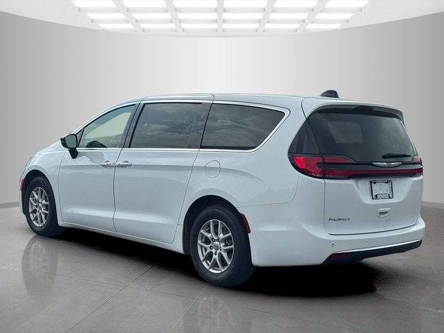 Certified 2024 Chrysler Pacifica Touring-L FWD image 5