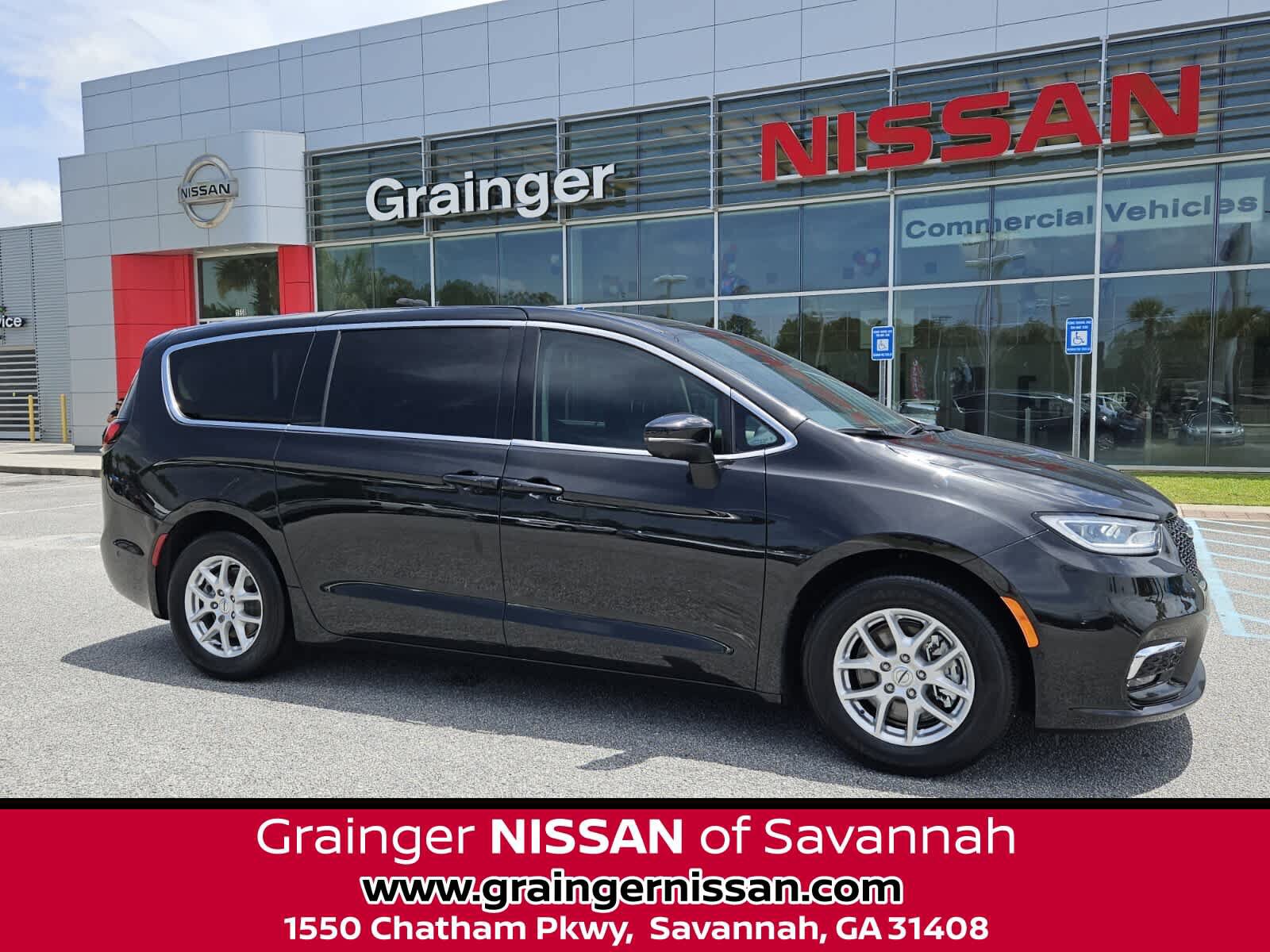 Used 2023 Chrysler Pacifica Touring-L w/ Uconnect Theater Family Group