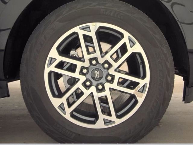 Used 2025 Ford Expedition Active AWD/4WD image 19