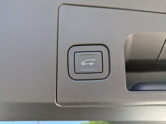 Certified 2025 Cadillac XT5 Luxury w/ LPO, Floor Liner Package image 17