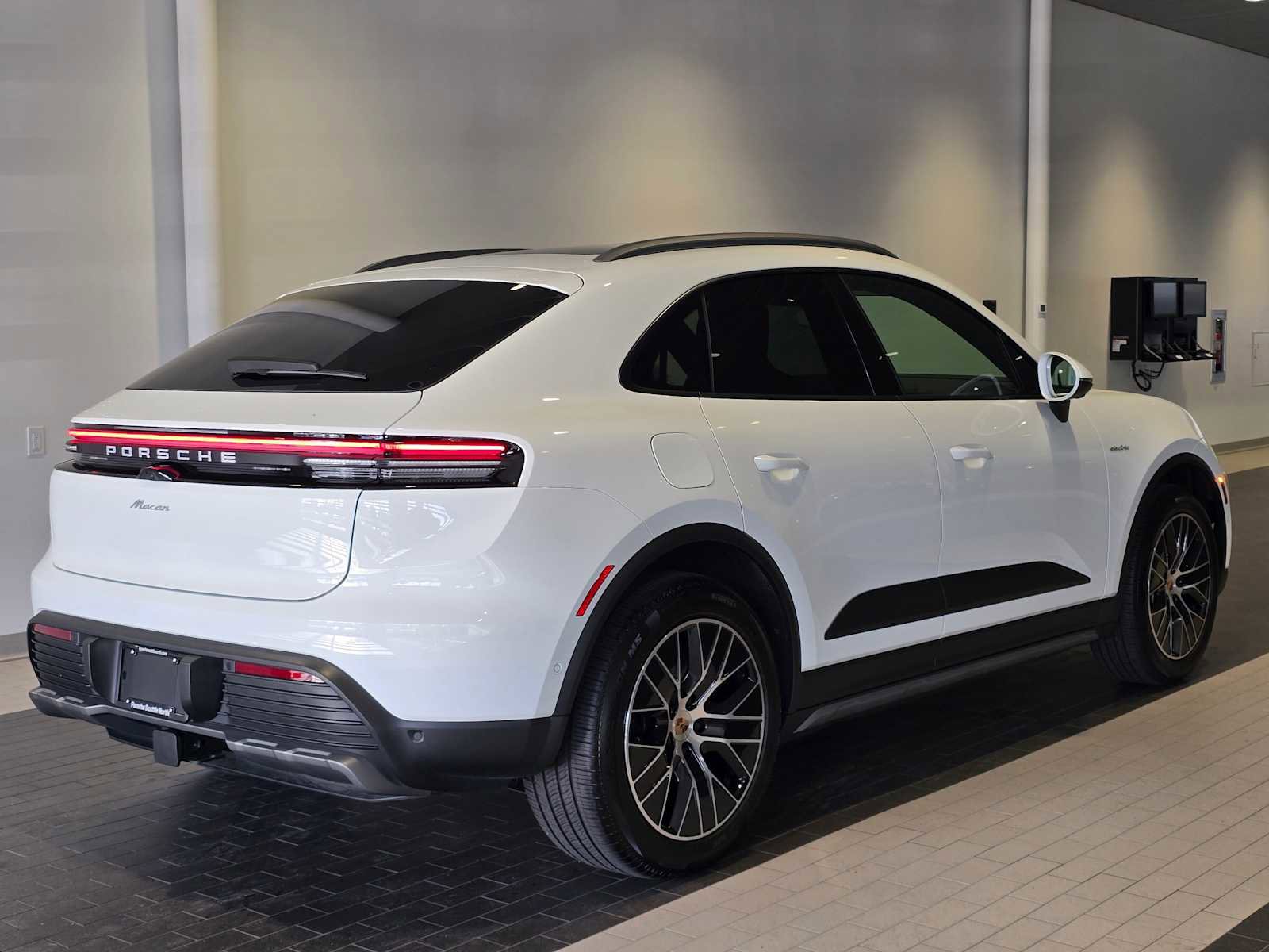 Used 2025 Porsche Macan Electric image 7