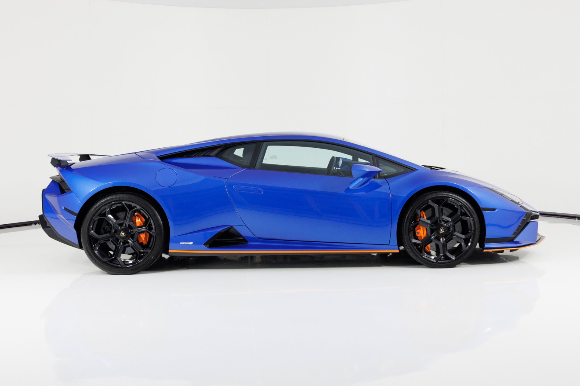 Used 2023 Lamborghini Huracan Tecnica RWD image 2