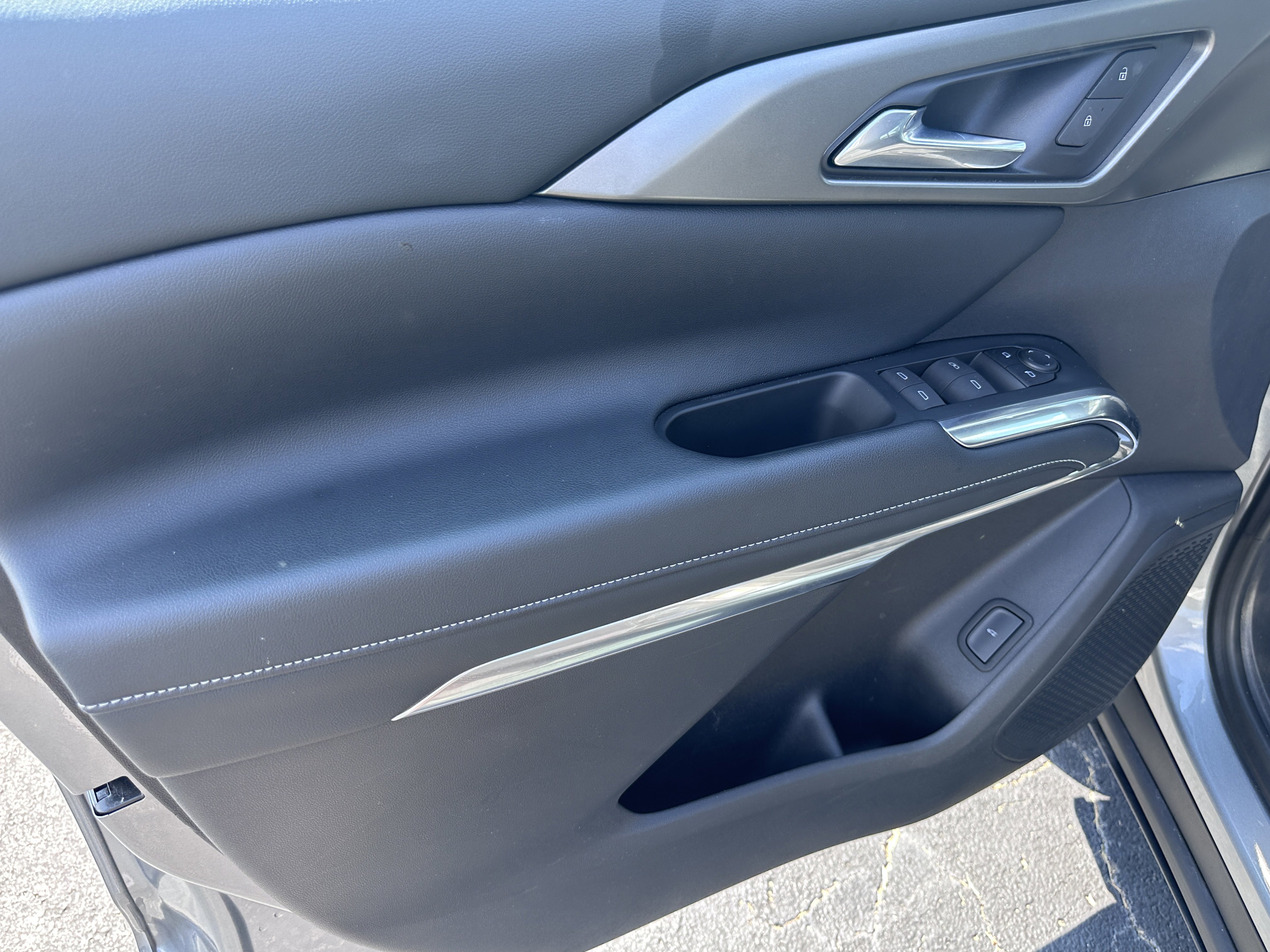 Used 2025 Chevrolet Traverse LT image 13