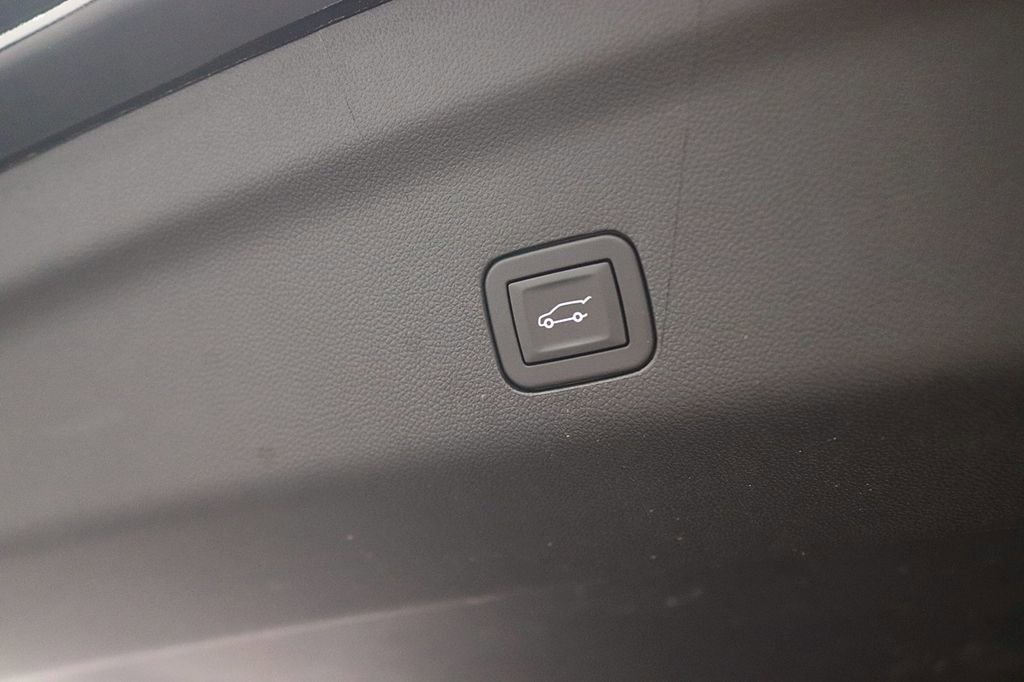 Used 2025 GMC Yukon Denali AWD/4WD image 19