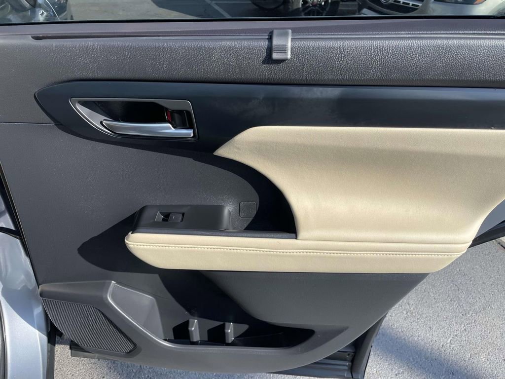 Used 2023 Toyota Highlander XLE image 44