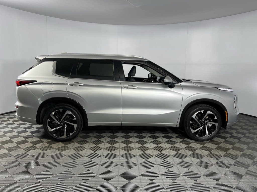 Used 2024 Mitsubishi Outlander SEL image 3