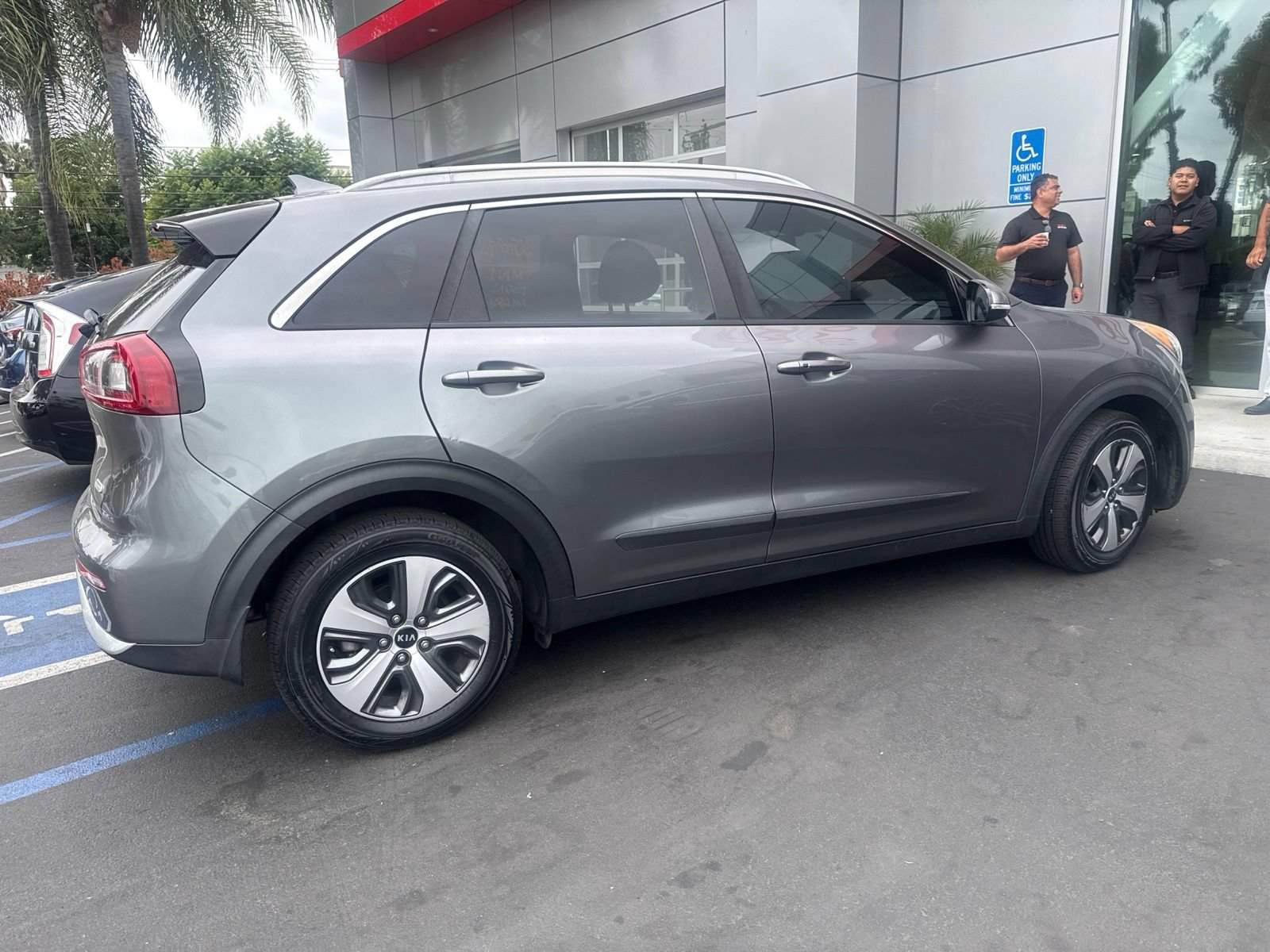 Used 2017 Kia Niro EX FWD image 7
