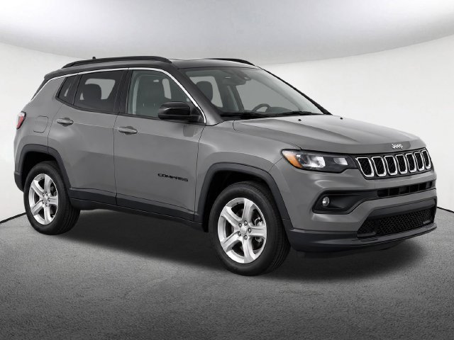 Used 2023 Jeep Compass Latitude w/ Sun and Sound Group AWD/4WD image 2