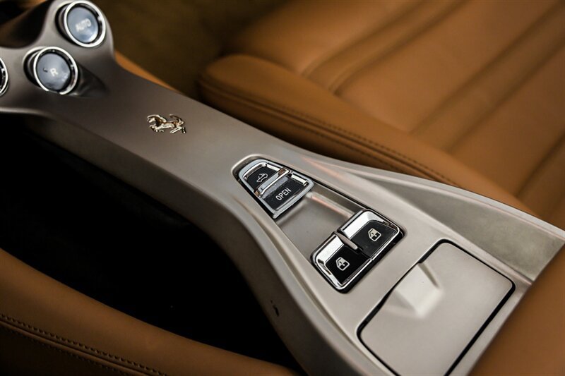 Used 2010 Ferrari California RWD image 30
