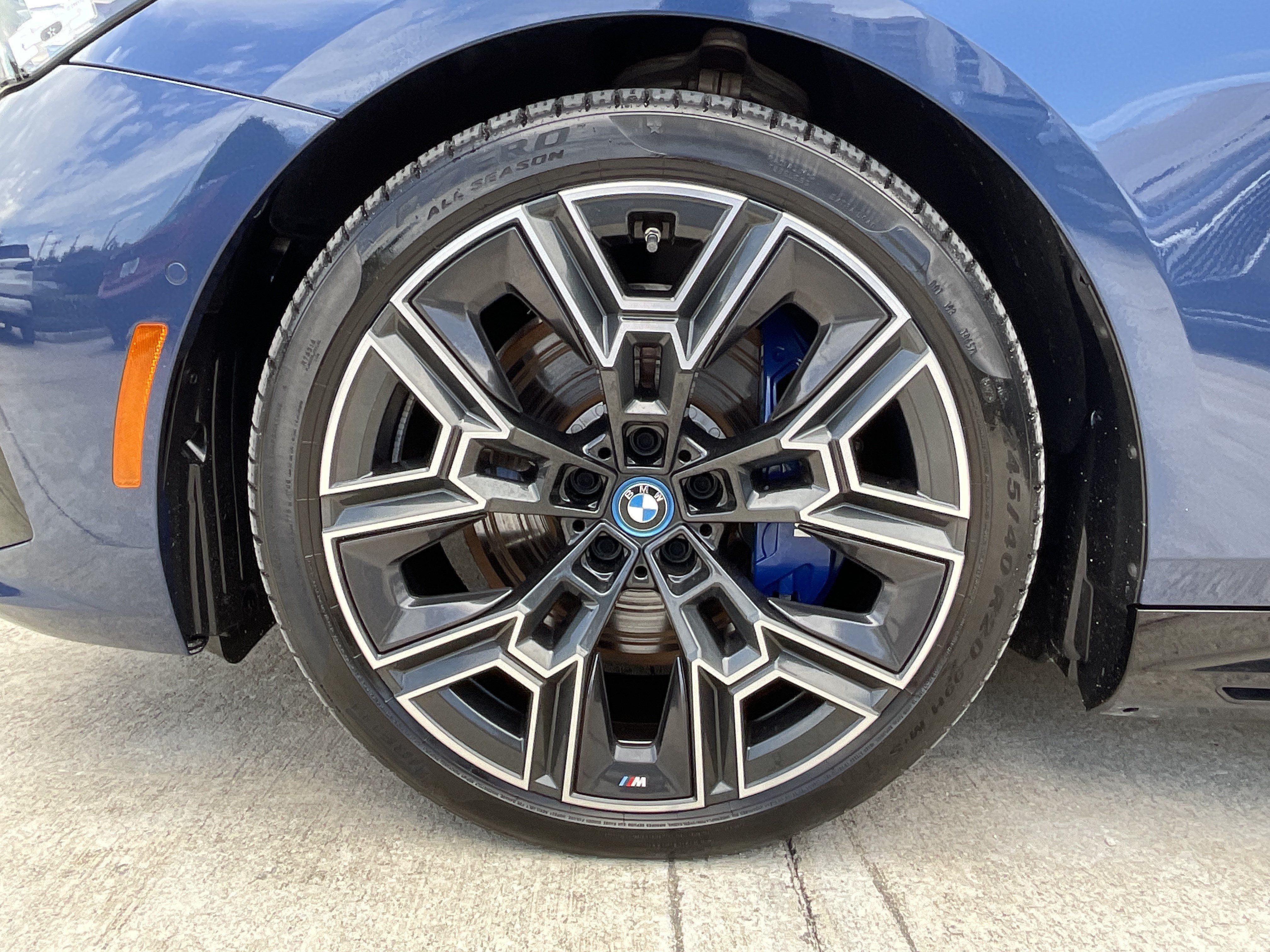Certified 2025 BMW i5 xDrive40 w/ M Sport Package AWD/4WD image 7
