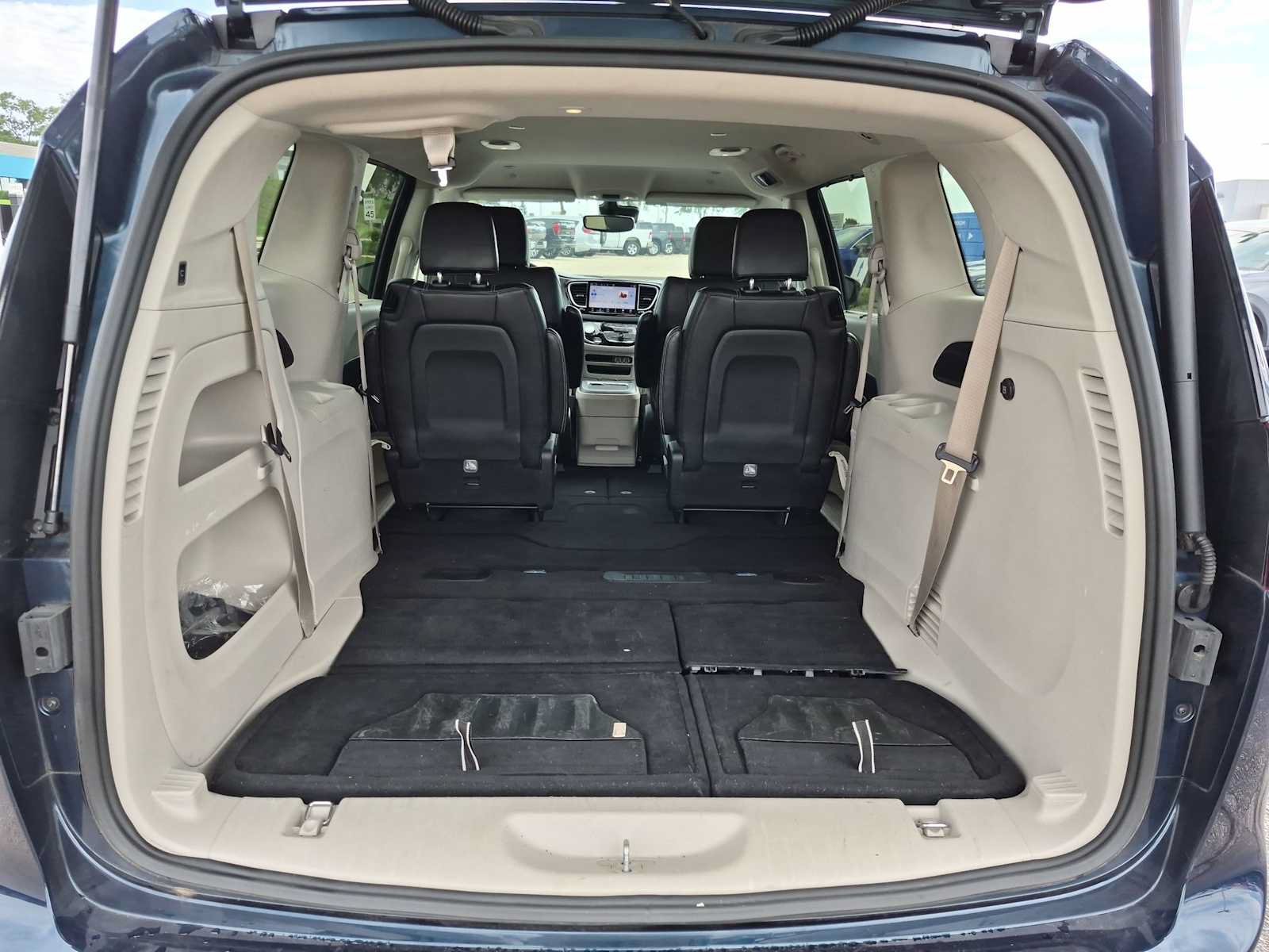 Used 2024 Chrysler Pacifica Touring-L FWD image 31