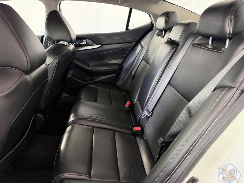 Used 2023 Nissan Maxima SV w/ Floor Mat Group FWD image 18