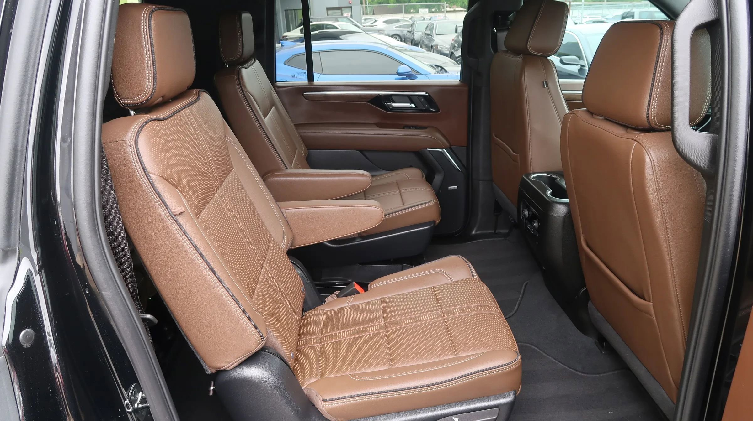 Used 2025 Chevrolet Suburban High Country RWD image 24
