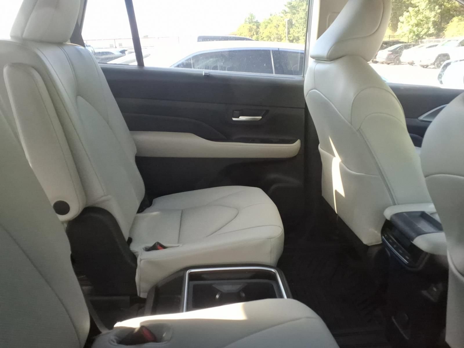 Used 2025 Toyota Grand Highlander AWD image 9