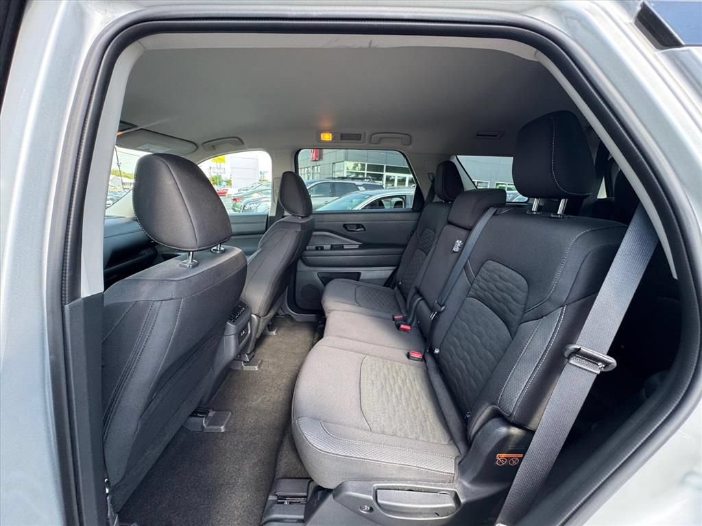 Certified 2025 Nissan Pathfinder SV FWD image 12